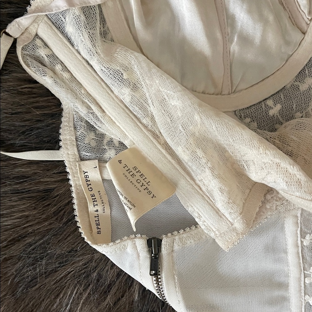 Spell White Lace Crop Top - Picture 11 of 11